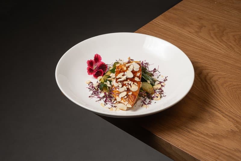 Стейк лосося с зелёным салатом